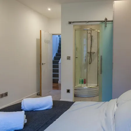 Centre Penthouse شقة *