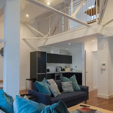 Centre Penthouse شقة *